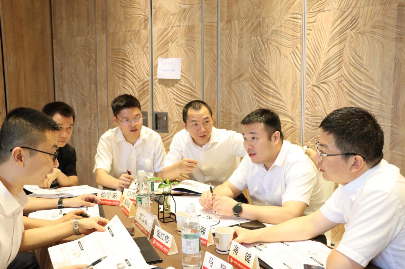 2021年6月25日-26日，4001百老汇二建组织开展了2021年中高层主管执行力培训。本次培训特邀清华、北大、上海交大总裁班讲师，中国企业家协会特聘高级讲师许晋老师进行授课。