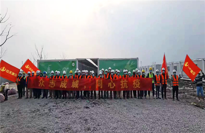 4月5日－18日，4001百老汇三建奉贤龙湖天街、朝阳广场等5个项目先后集结203名施工人员参与了4个方舱医院的建设、改造工程。